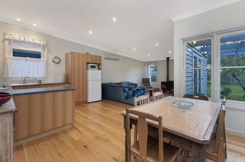 Plovers Rest - Central 3 Bedroom Cottage With Small Orchard - Hobart Tourism 1