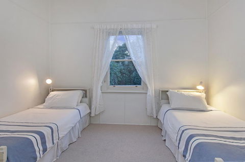 Plovers Rest - Central 3 Bedroom Cottage With Small Orchard - Hobart Tourism 2