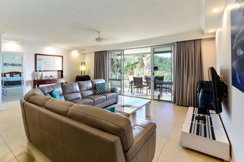 POINCIANA 101 HAMILTON ISLAND CENTRALLY LOCATED 3 BEDROOM, Plus BUGGY!! - Tourism TAS 2