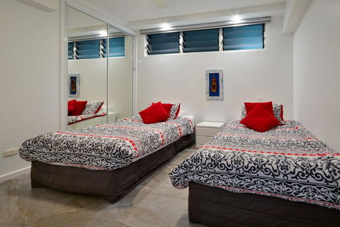 POINCIANA 101 HAMILTON ISLAND CENTRALLY LOCATED 3 BEDROOM, Plus BUGGY!! - Tourism TAS 1