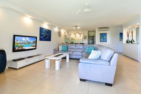 POINCIANA 101 HAMILTON ISLAND CENTRALLY LOCATED 3 BEDROOM, Plus BUGGY!! - Tourism TAS 3