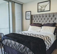 Presidential 3-bed 2-bath balcony with pool included - Hobart Tourism