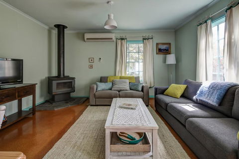 Prue's Cottage - Well Appointed Family Getaway - Hobart Tourism 2