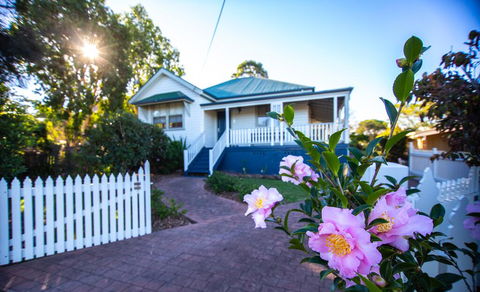 Queen Bee Cottage, Milton - Hobart Tourism 0