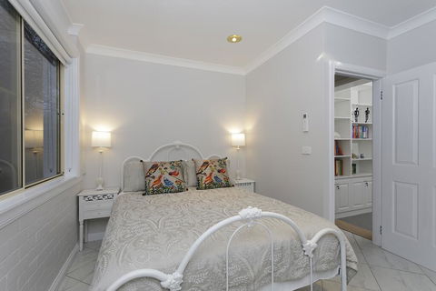 Rawson's Retreat - Five Bedroom Home - Walk CBD - Includes Breakfast - Tourism TAS 3
