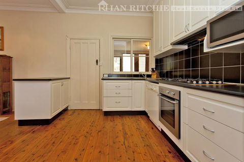 Red Brick Beauty - Central Cottage - Hobart Tourism 1