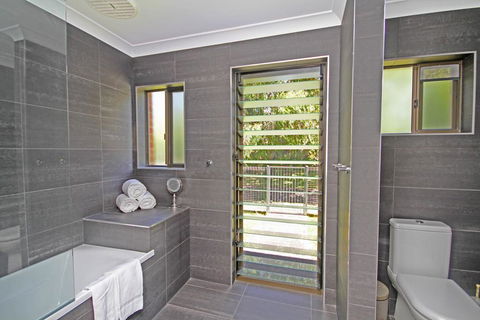 Red Door Beach House - Marcoola Beach - PET FRIENDLY, FOXTEL, WIFI, 500 BOND, Linen Supplied - Tourism TAS 3