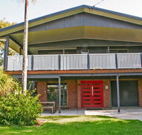 Red Door Beach House - Marcoola Beach - PET FRIENDLY FOXTEL WIFI 500 BOND Linen Supplied - Tourism TAS