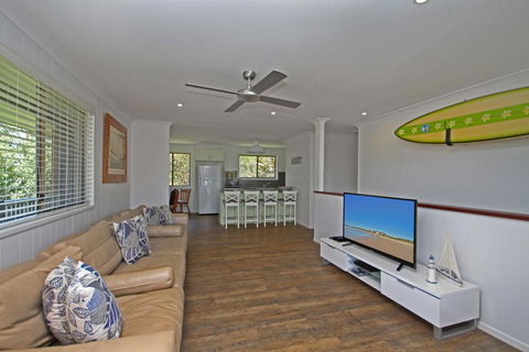 Red Door Beach House - Marcoola Beach - PET FRIENDLY, FOXTEL, WIFI, 500 BOND, Linen Supplied - Tourism TAS 2