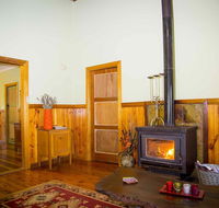 Red Tractor Retreat - Hobart Tourism