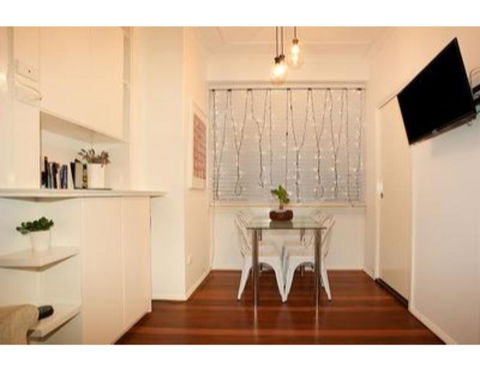 Renovated Art Deco Studio Minutes From The City - Tourism TAS 3