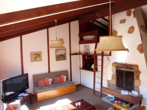 Retro 2 Bedroom Apartment - Tourism TAS 1