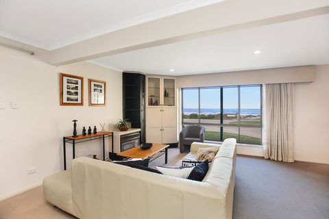 Right On The Beach @ Moana - Hobart Tourism 0