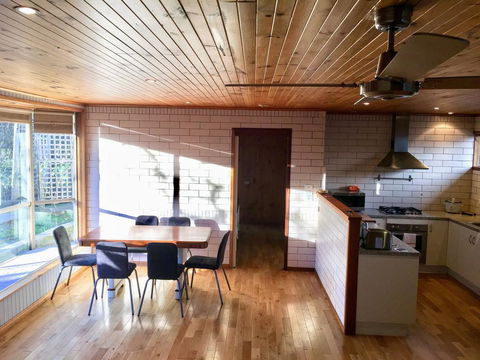 Romantic Getaway With Spa And Wifi - Pet Friendly - Hobart Tourism 3