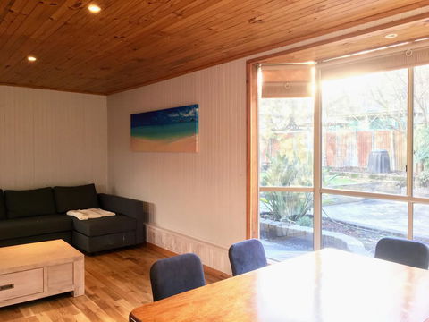 Romantic Getaway With Spa And Wifi - Pet Friendly - Hobart Tourism 2