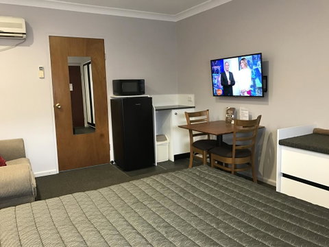 Roydons Motor Inn - Tourism TAS 0