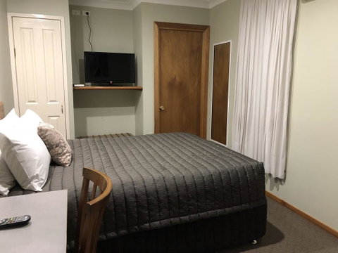 Roydons Motor Inn - Tourism TAS 3