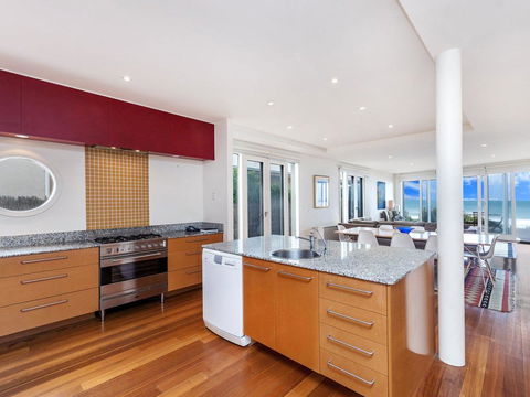 RUBY'S BEACHFRONT - Hobart Tourism 1