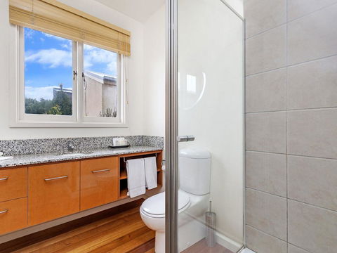 RUBY'S BEACHFRONT - Hobart Tourism 3