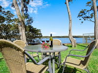 Sanctuary on the Bay - fish or kayak from the yard