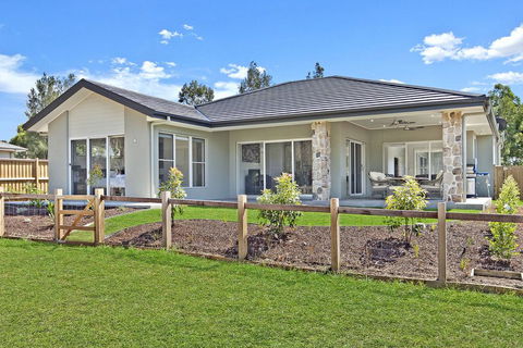 Santa Ana Retreat - Hobart Tourism 0