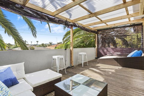 SANTORINI BEACH HOUSE - SAFETY BEACH - Hobart Tourism 3