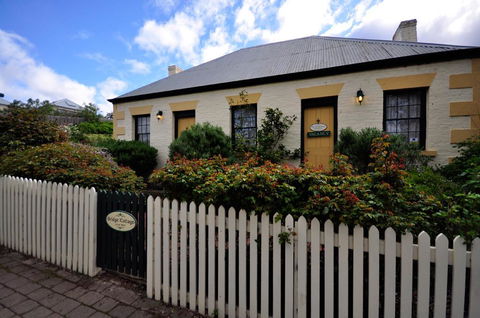 Sargeants & Armoury Cottages 1823 - Tourism TAS 1