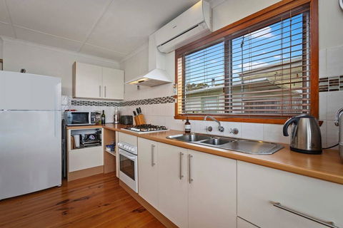 SEA URCHIN - Beautiful Skenes Creek Home - Hobart Tourism 3