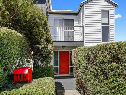 SEAVIEW - Ocean Views From A Modern Townhouse - Hobart Tourism 3