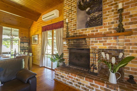 Silky Oak Cottage - Hobart Tourism 3