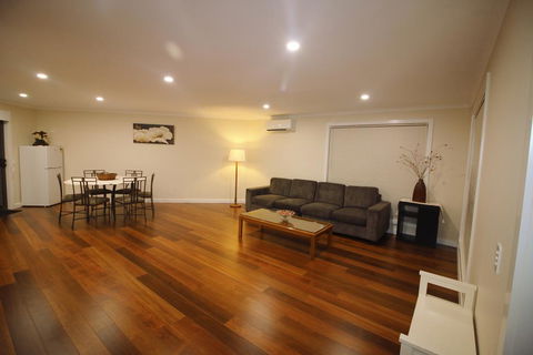 Silver House - Melbourne Airport Accommodation - Hobart Tourism 3