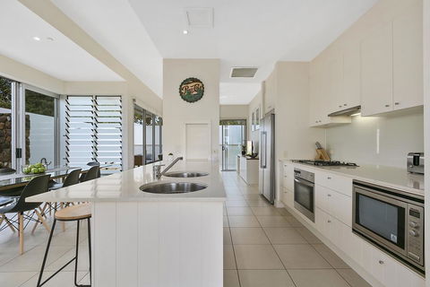 Silver, Sunrise Beach - Hobart Tourism 3