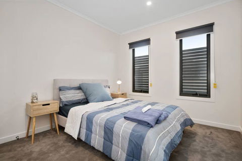Sleek, Modern Capel Sound! - Hobart Tourism 1