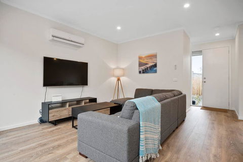 Sleek, Modern Capel Sound! - Hobart Tourism 3