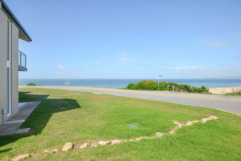 South Seas Beachfront Apartments - Tourism TAS 1