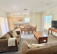 Spacious 2 Bed 2 Bath Villa - Central Location - Quiet - Hobart Tourism