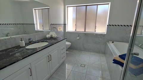 Spacious 2 Bedroom Unit, Private Bath, Kitchen, RV Parking On 5 Acres, 10 Min To Fraser Island Barge - Hobart Tourism 2