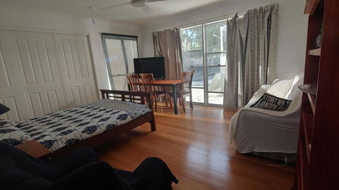 Spacious 2 Bedroom Unit, Private Bath, Kitchen, RV Parking On 5 Acres, 10 Min To Fraser Island Barge - Hobart Tourism 3