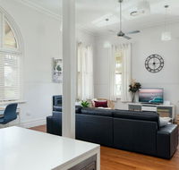Spacious 2-bed 2-bath Home with Parking and Balcony - Hobart Tourism