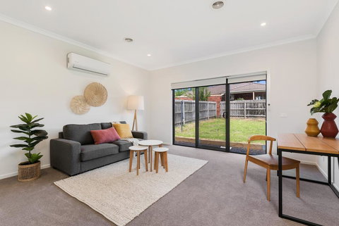 Spacious 4-Bed House With Parking And Backyard - Hobart Tourism 3