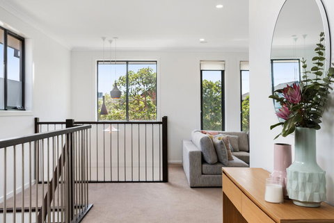 Spacious 4-Bed House With Parking And Backyard - Hobart Tourism 1