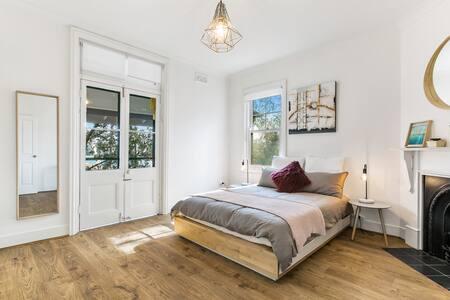 Spacious Harbour View 4bd Home In Sydney CBD - Tourism TAS 3