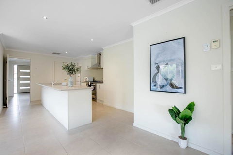 Spacious Lovely 5Beds Home@Point Cook - Tourism TAS 3