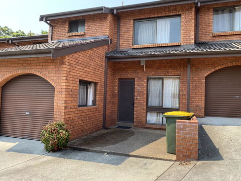 Spacious Townhouse In Wollongong - Tourism TAS 3
