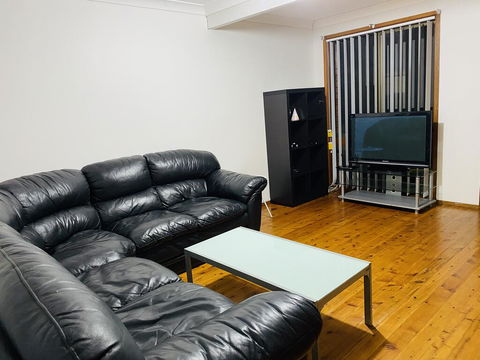 Spacious Townhouse In Wollongong - Tourism TAS 1
