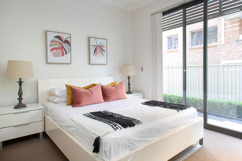 Spacious Two-Bedroom Apartment Near Hospital - Tourism TAS 1