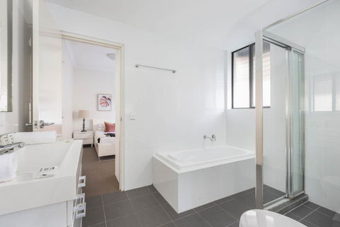 Spacious Two-Bedroom Apartment Near Hospital - Tourism TAS 3