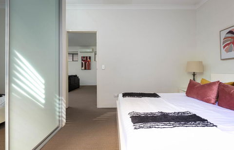 Spacious Two-Bedroom Apartment Near Hospital - Tourism TAS 2