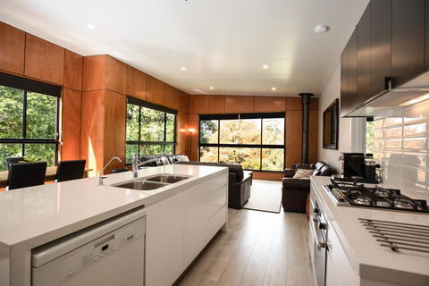 Springbrook25 Upper Apartment - Hobart Tourism 2