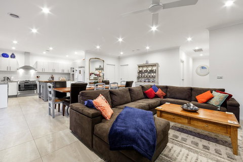 StayCentral - Rosanna Luxurious Mansion - Hobart Tourism 0